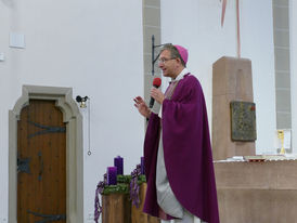 Bischof Dr. Michael Gerber besucht St. Crescentius (Foto: Karl-Franz Thiede)